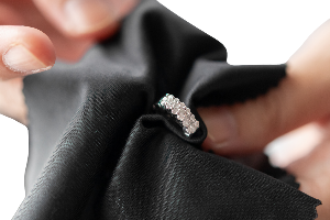 Cleaning diamond ring with cloth