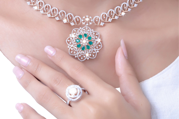 Lady waering mixed jewellery styles following 2025 trends
