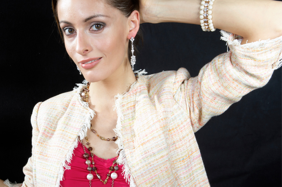 Lady wearing mixed metals in her jewellery choice