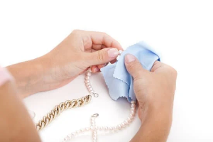 Picture of someone cleaning jewellery 