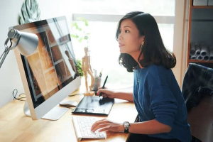 Lady using AI to design custom smart tech jewellery 